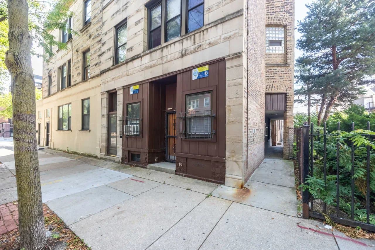 Chicago Apartment: 1037 West Polk Street #1R Chicago, IL 60607