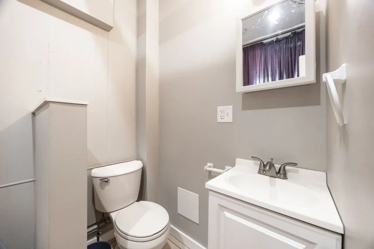 Chicago Apartment: 1037 West Polk Street #1R Chicago, IL 60607