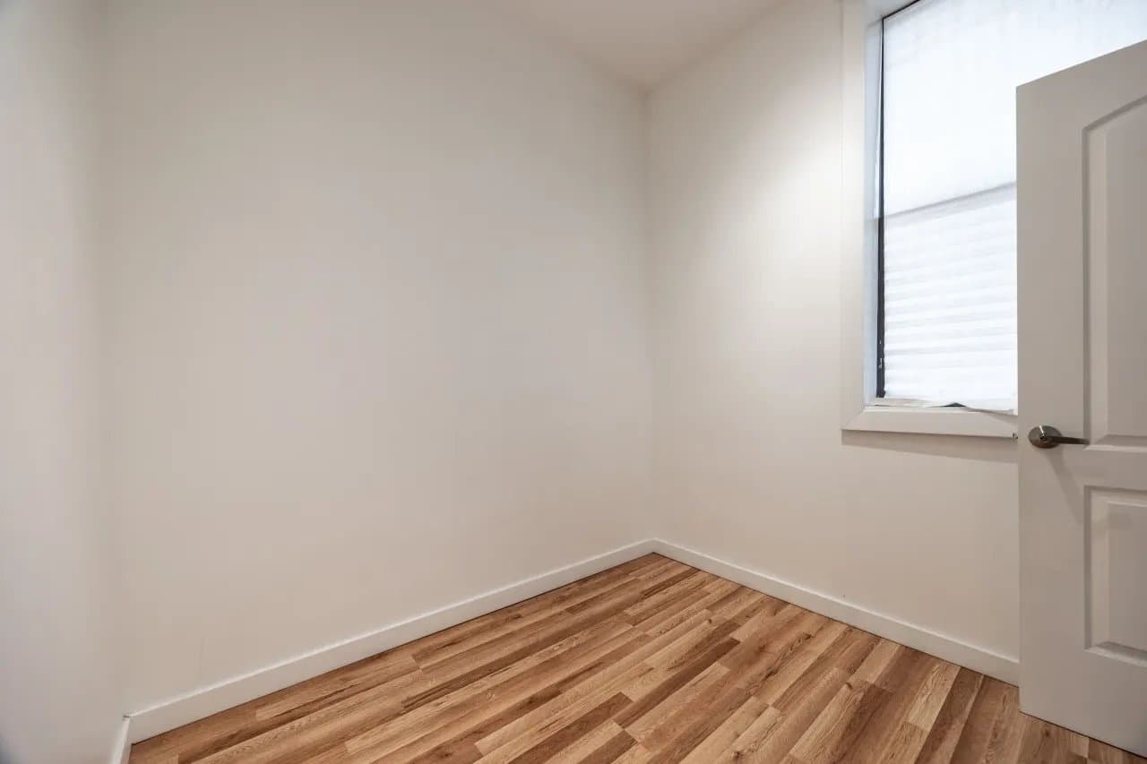Chicago Apartment: 1037 West Polk Street #1R Chicago, IL 60607