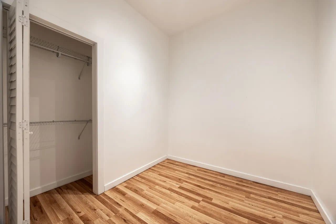 Chicago Apartment: 1037 West Polk Street #1R Chicago, IL 60607