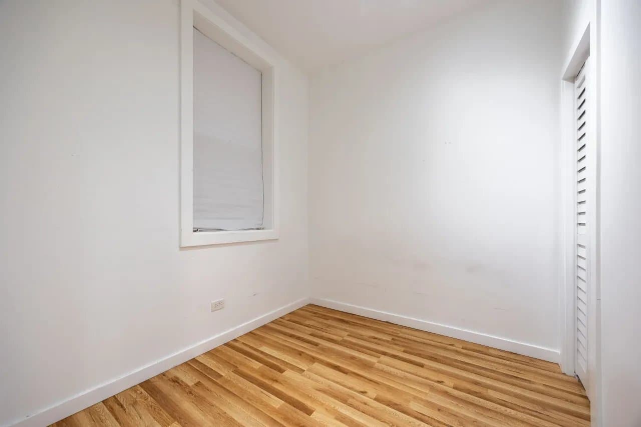 Chicago Apartment: 1037 West Polk Street #1R Chicago, IL 60607