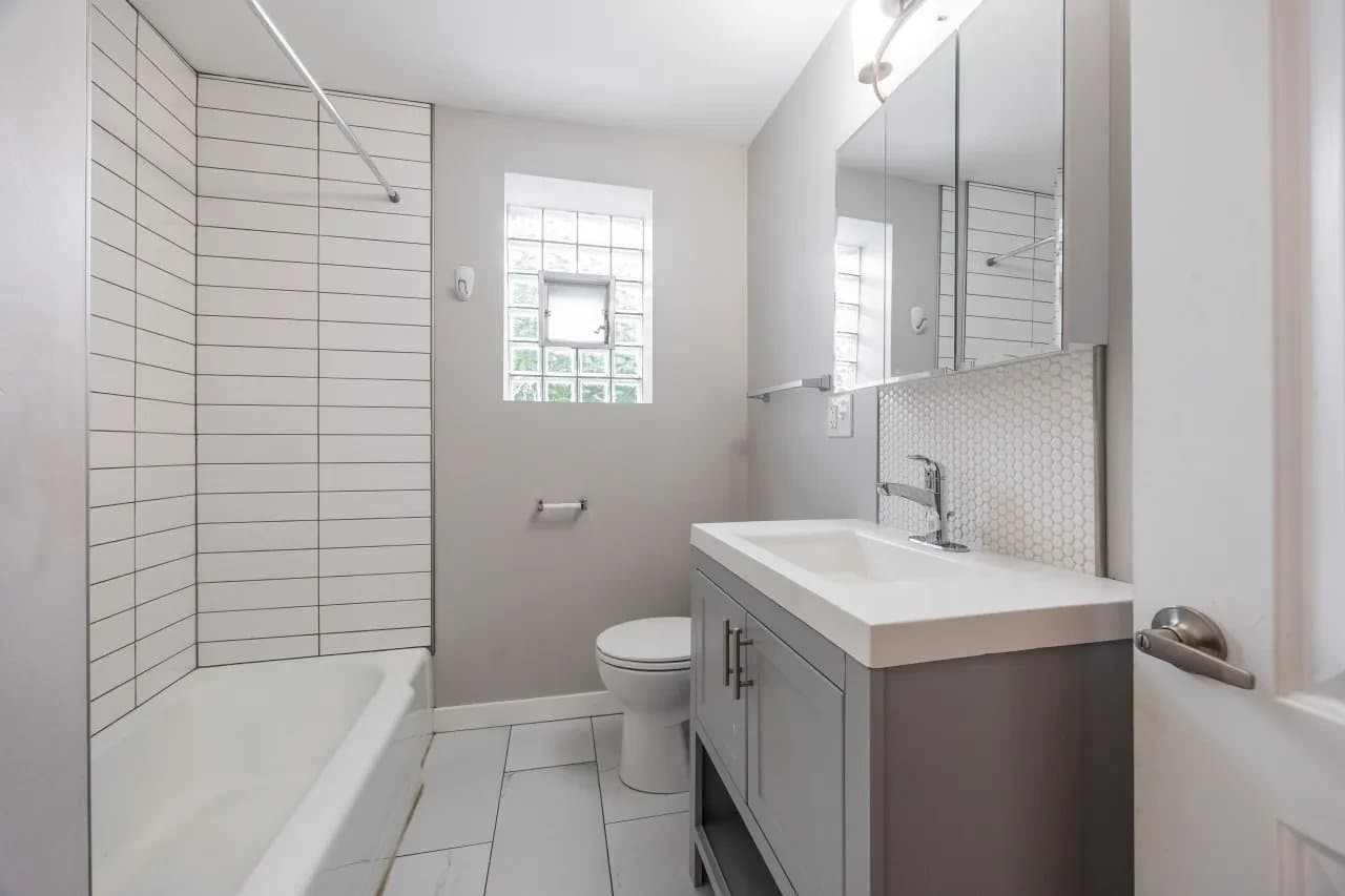 Chicago Apartment: 1037 West Polk Street #1R Chicago, IL 60607