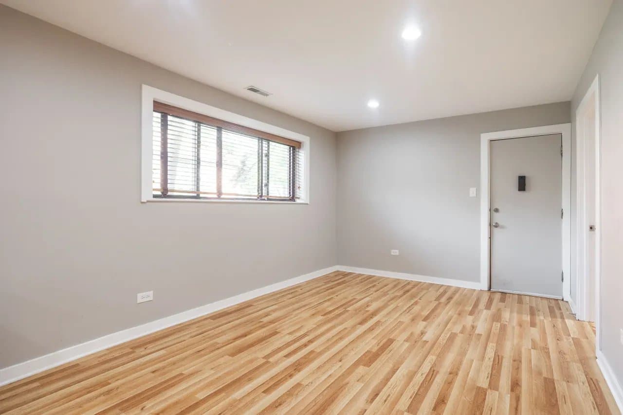 Chicago Apartment: 1037 West Polk Street #1R Chicago, IL 60607