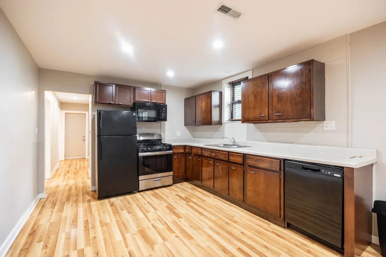 Chicago Apartment: 1037 West Polk Street #1R Chicago, IL 60607
