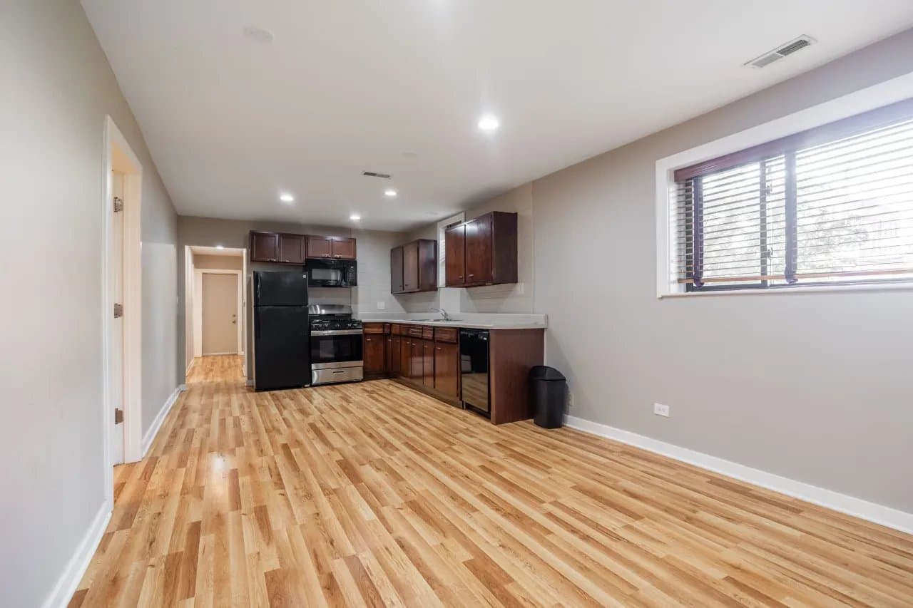 Chicago Apartment: 1037 West Polk Street #1R Chicago, IL 60607
