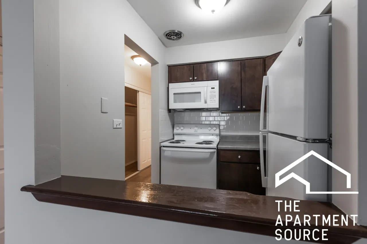 Elmwood Park Apartment: 7300 North Avenue #4G Elmwood Park, IL 60707