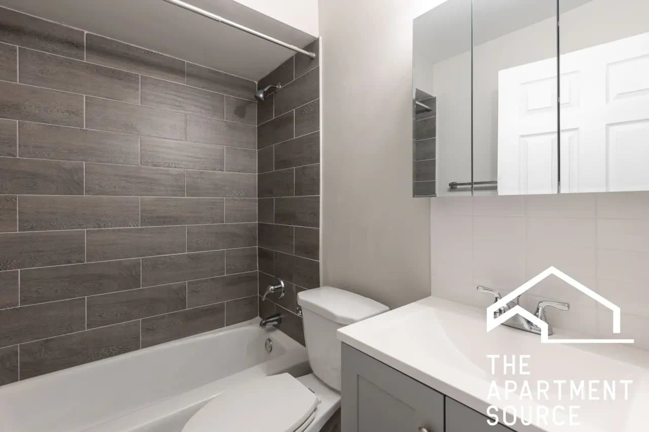 Elmwood Park Apartment: 7300 North Avenue #4G Elmwood Park, IL 60707