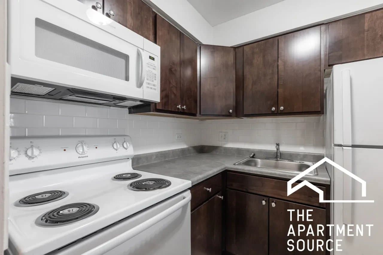 Elmwood Park Apartment: 7300 North Avenue #4G Elmwood Park, IL 60707