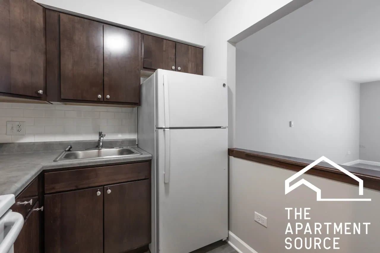 Elmwood Park Apartment: 7300 North Avenue #4G Elmwood Park, IL 60707