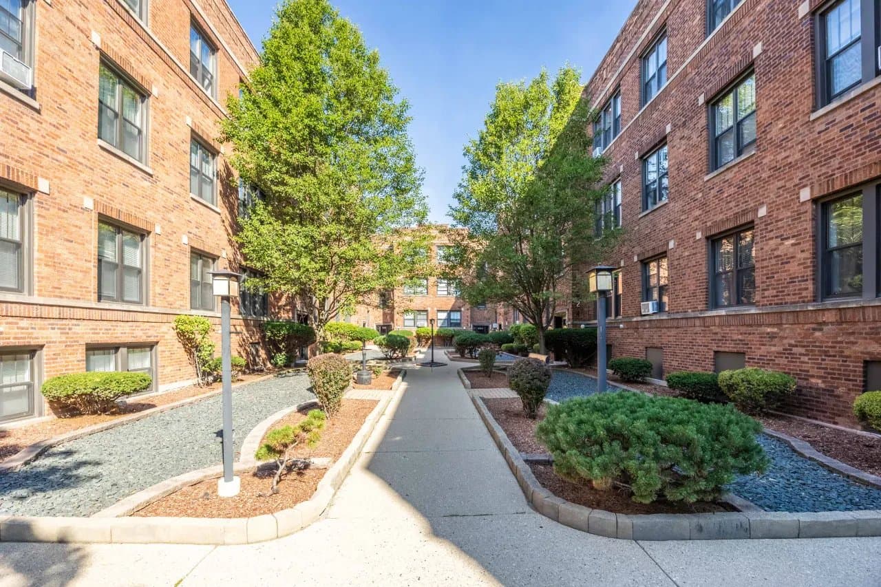Chicago Apartment: 630 West Cornelia Avenue #N3 Chicago, IL 60657