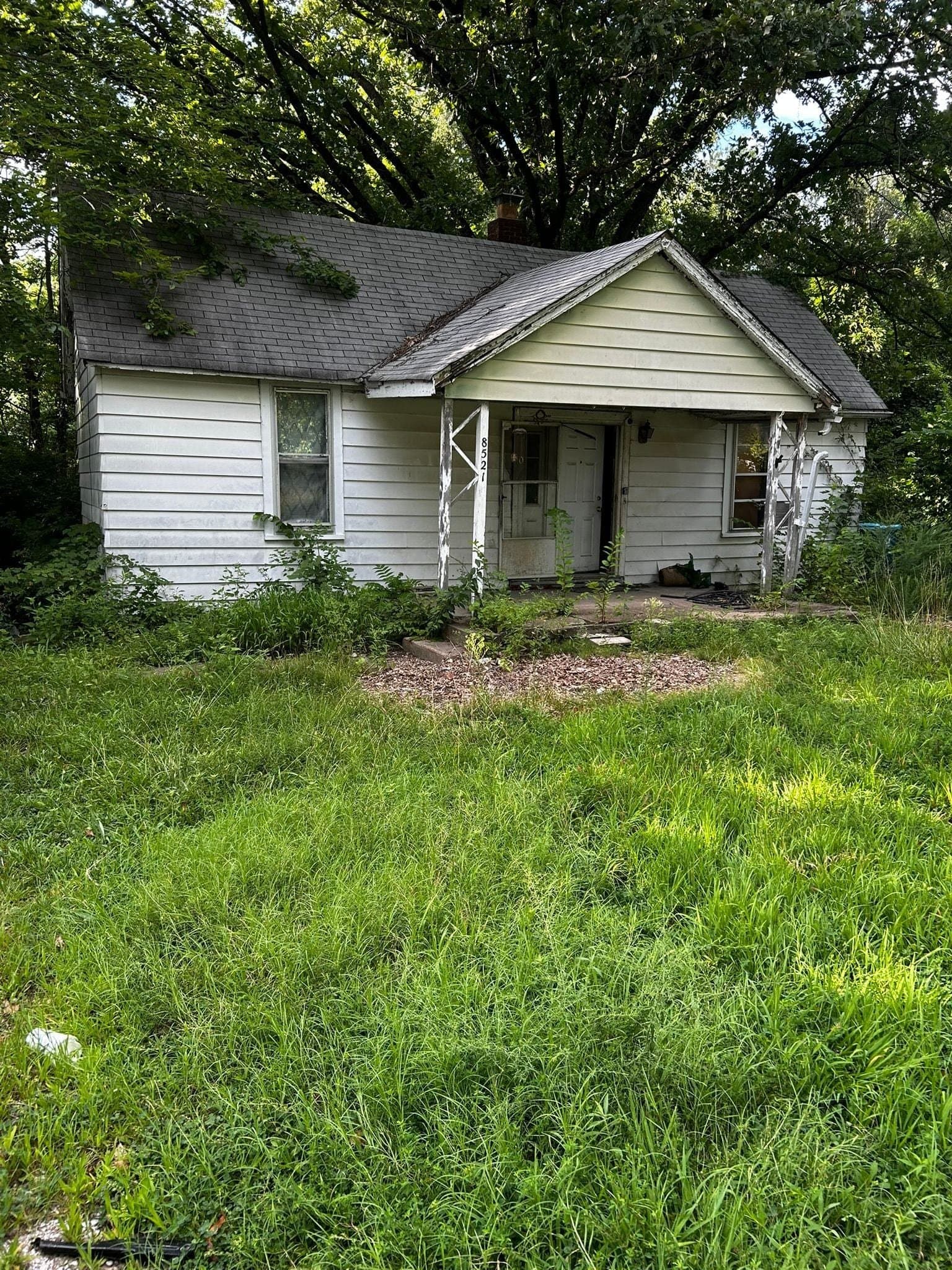 St. Louis House: 8521 Clifton Ave