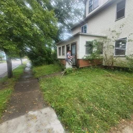 Akron House: 912 Slosson St
