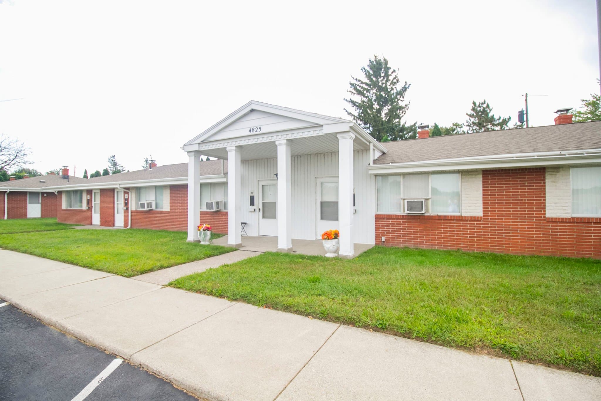 Toledo Apartment: 4825 Hill Ave 19