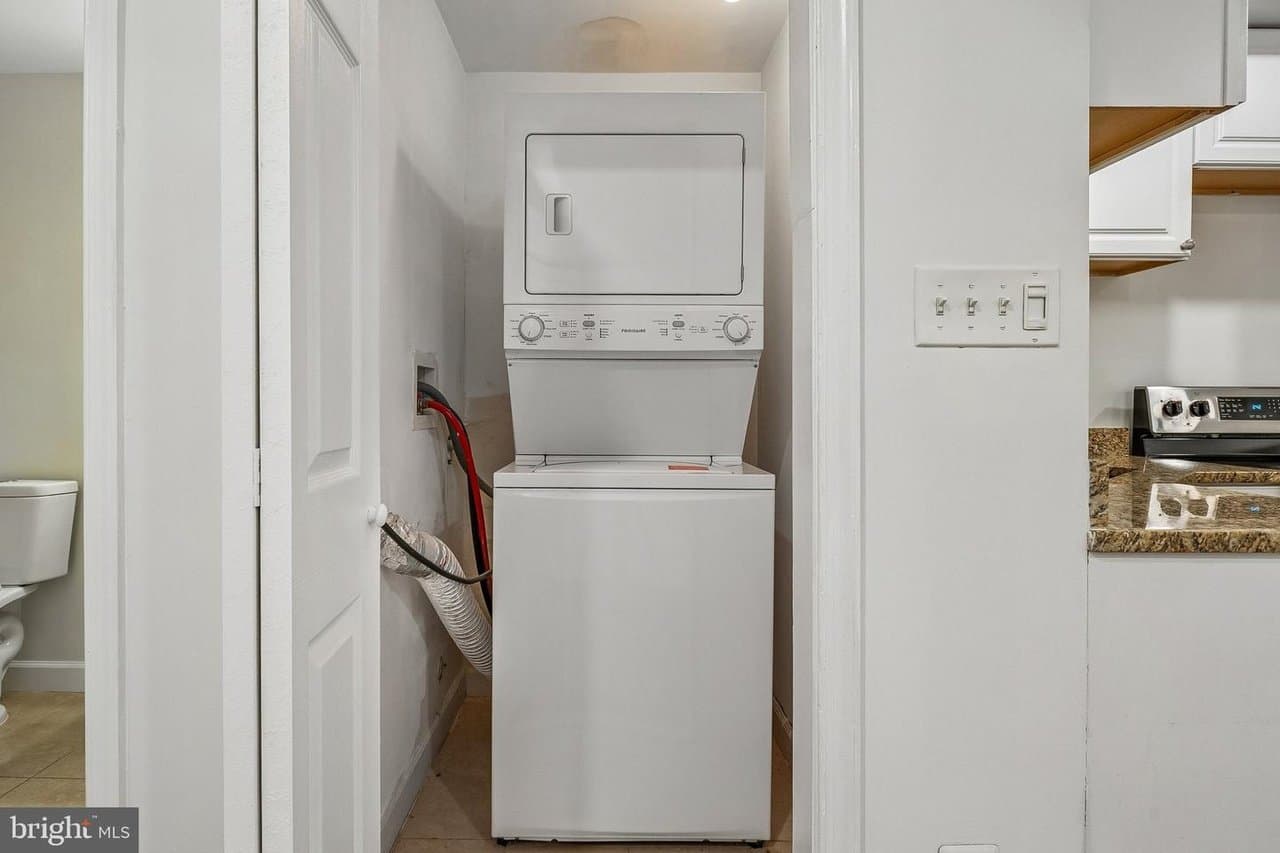 Washington House: 422 58th Street NE