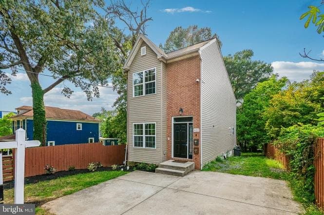 Washington House: 422 58th Street NE