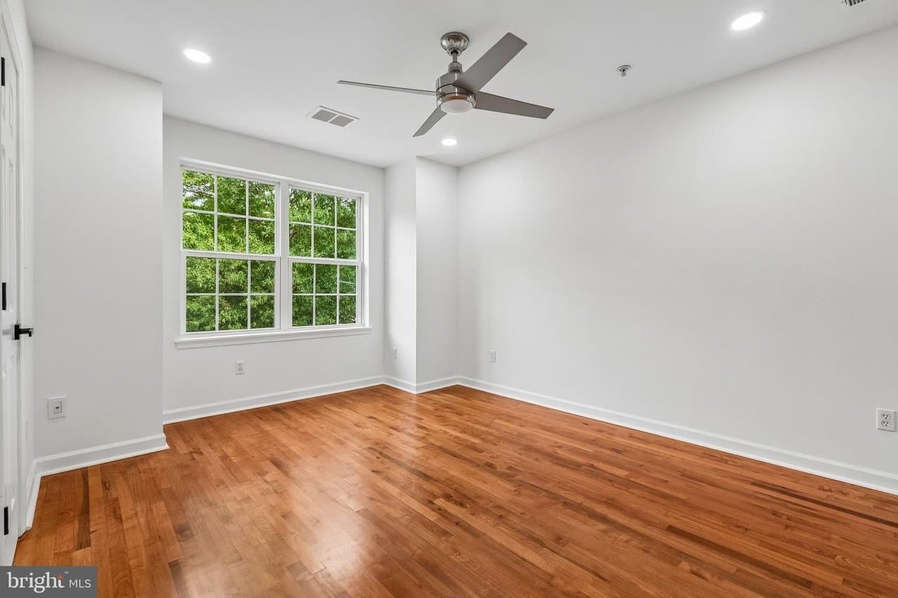 Washington House: 422 58th Street NE