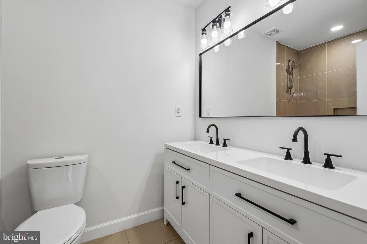 Washington House: 422 58th Street NE