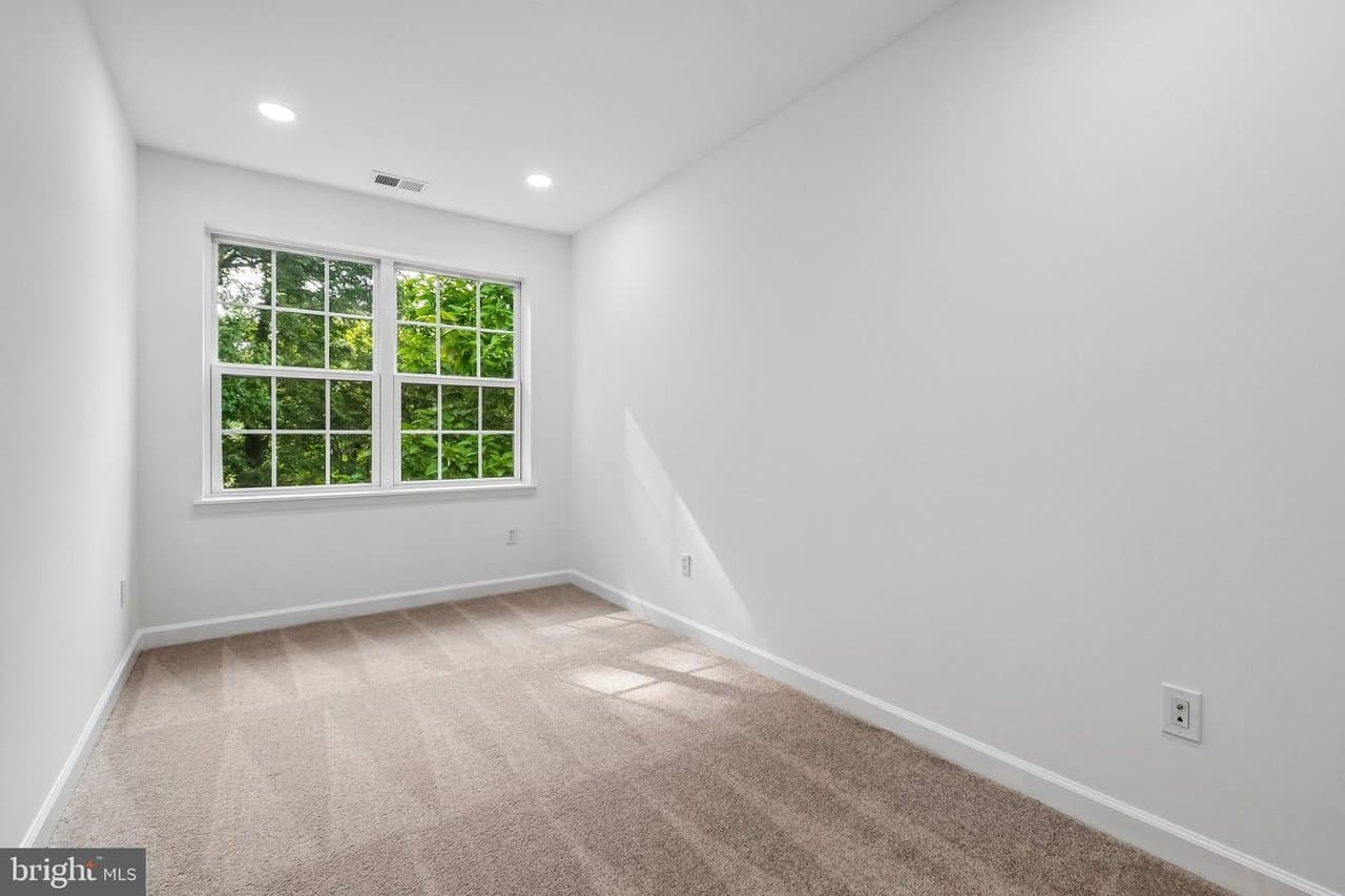 Washington House: 422 58th Street NE