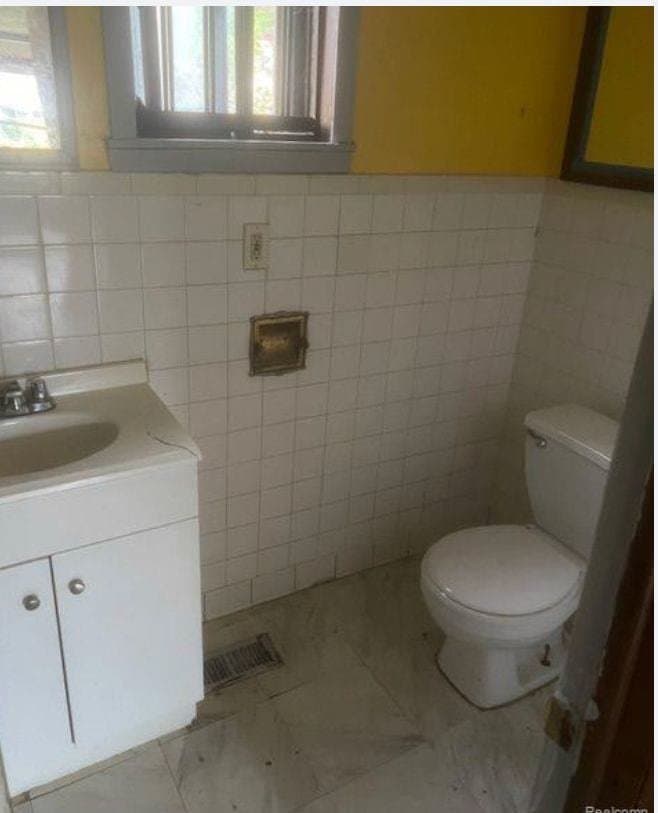 Detroit House: 15871 Fairmount Drive