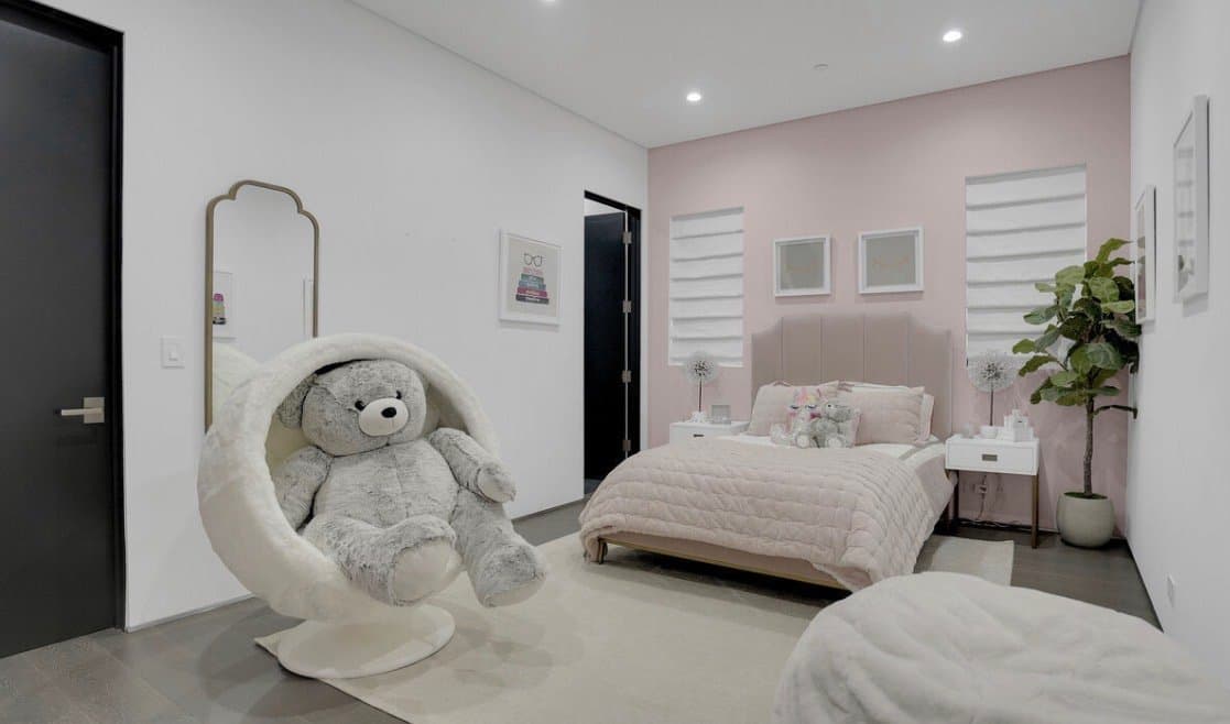 Sherman Oaks House: 15231 Greenleaf St