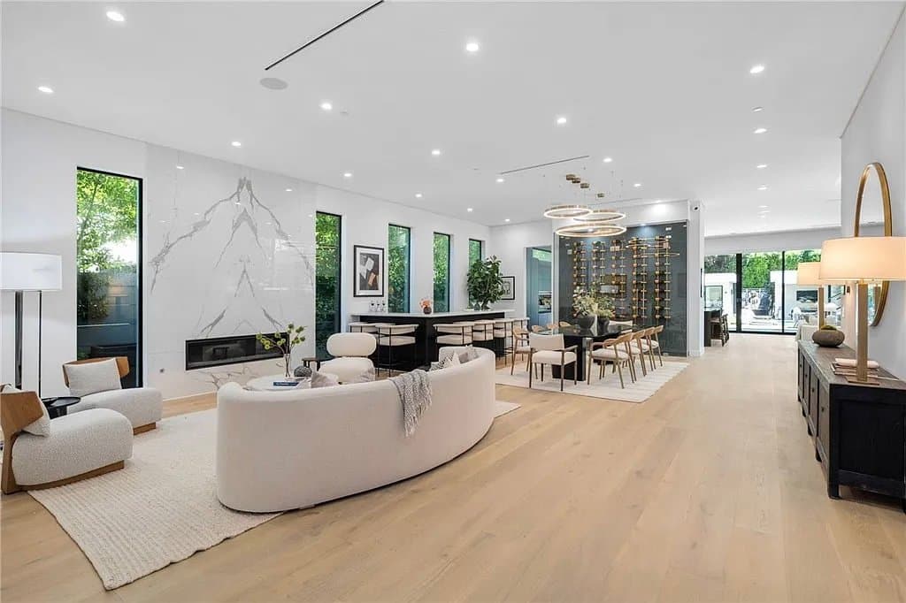 Sherman Oaks House: 15231 Greenleaf St