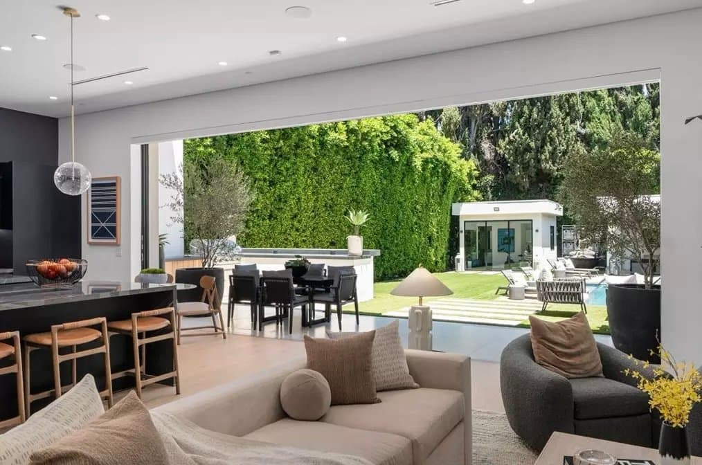 Sherman Oaks House: 15231 Greenleaf St
