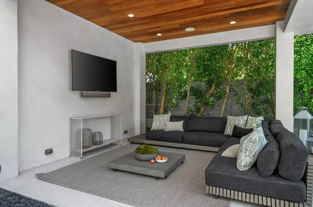 Sherman Oaks House: 15231 Greenleaf St