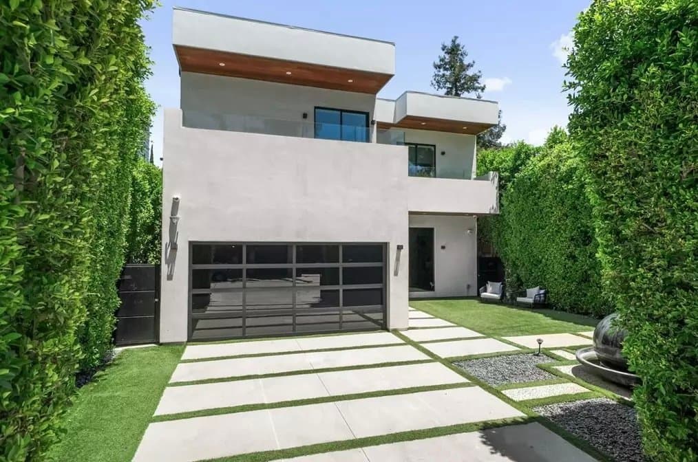Sherman Oaks House: 15231 Greenleaf St