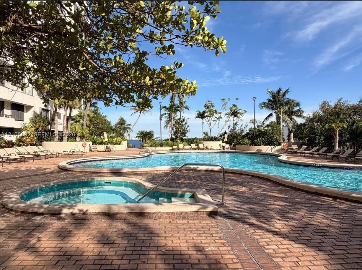Miami Condo: 520 Brickell Key Dr