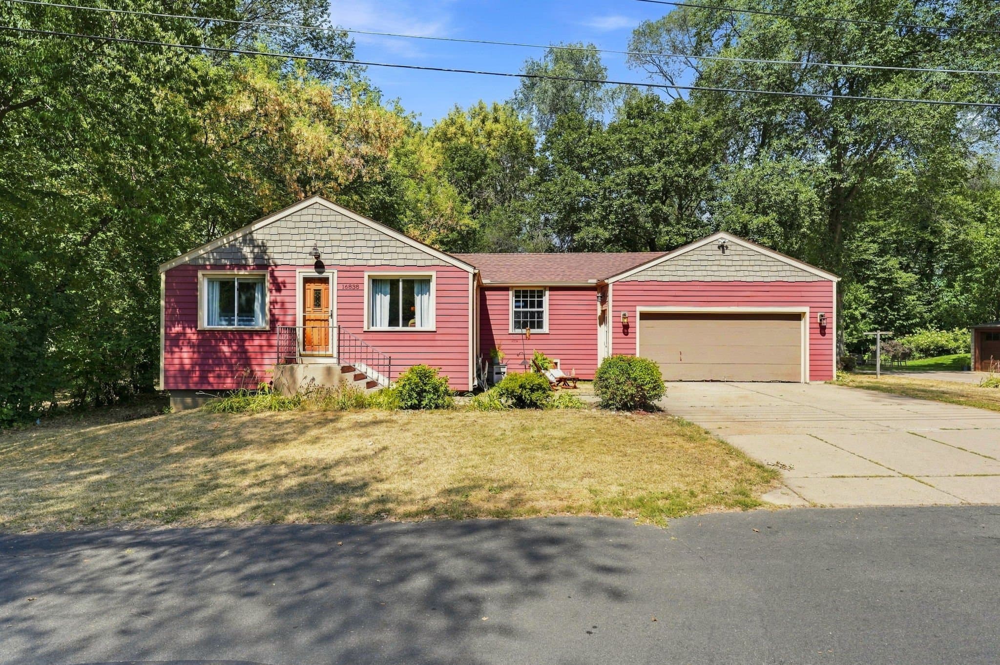 Lakeland House: 16838 Upper 19th St S