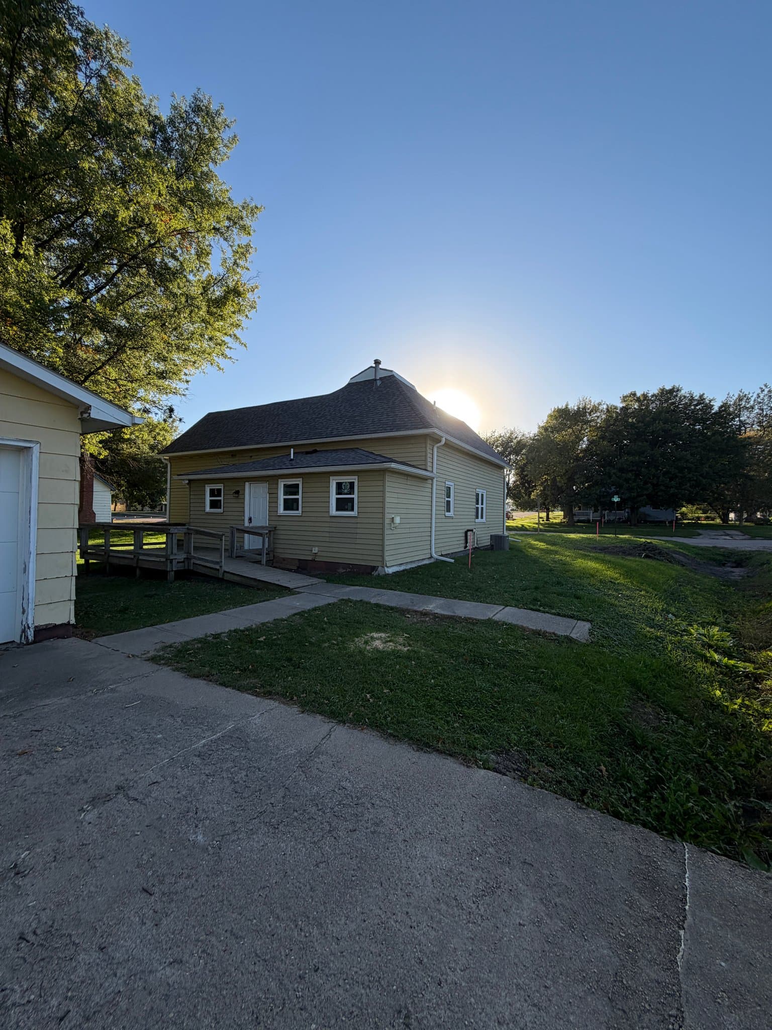 Bloomfield House: 110 N 1st St