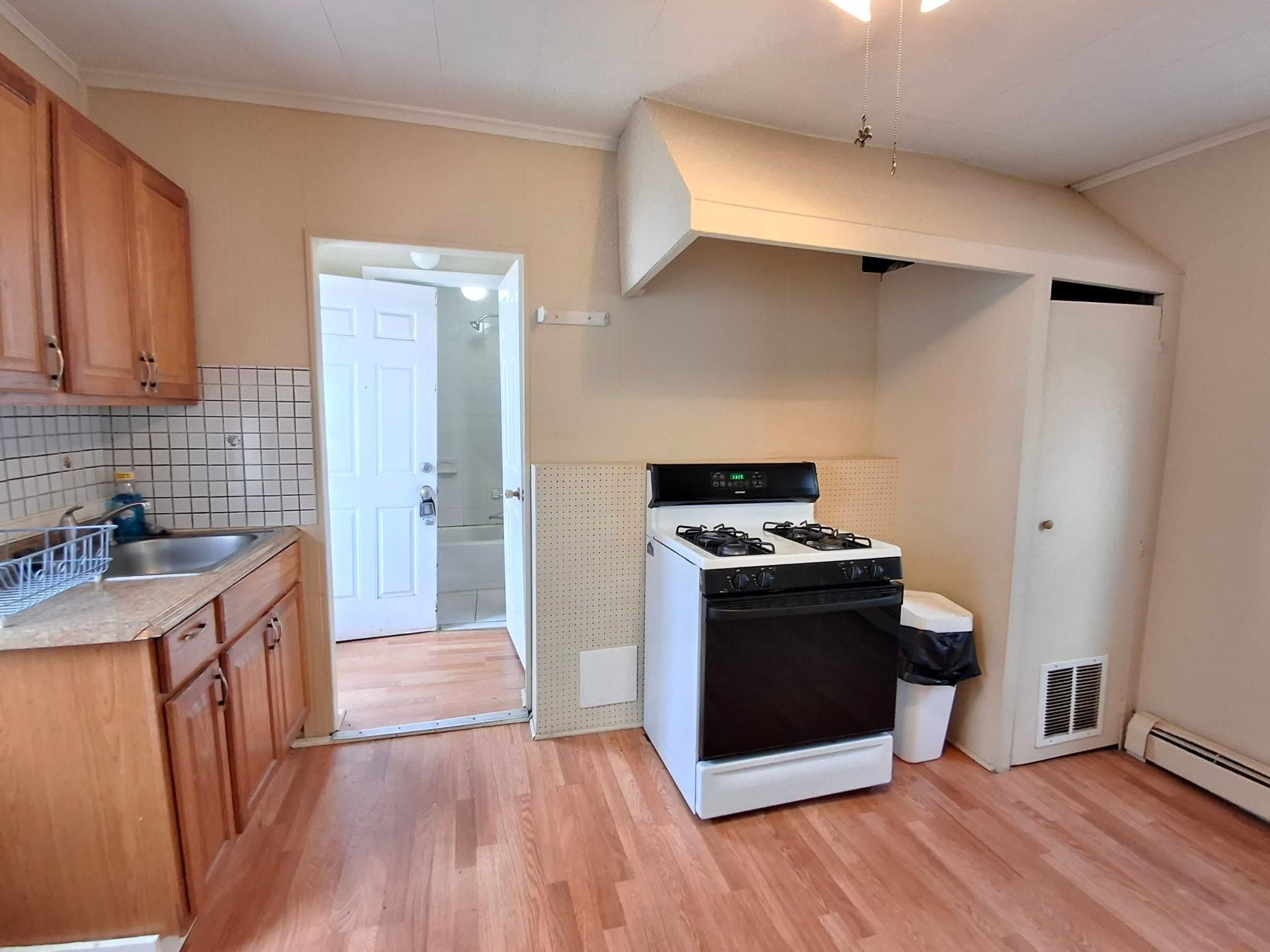 South River Apartment: 27A Obert St