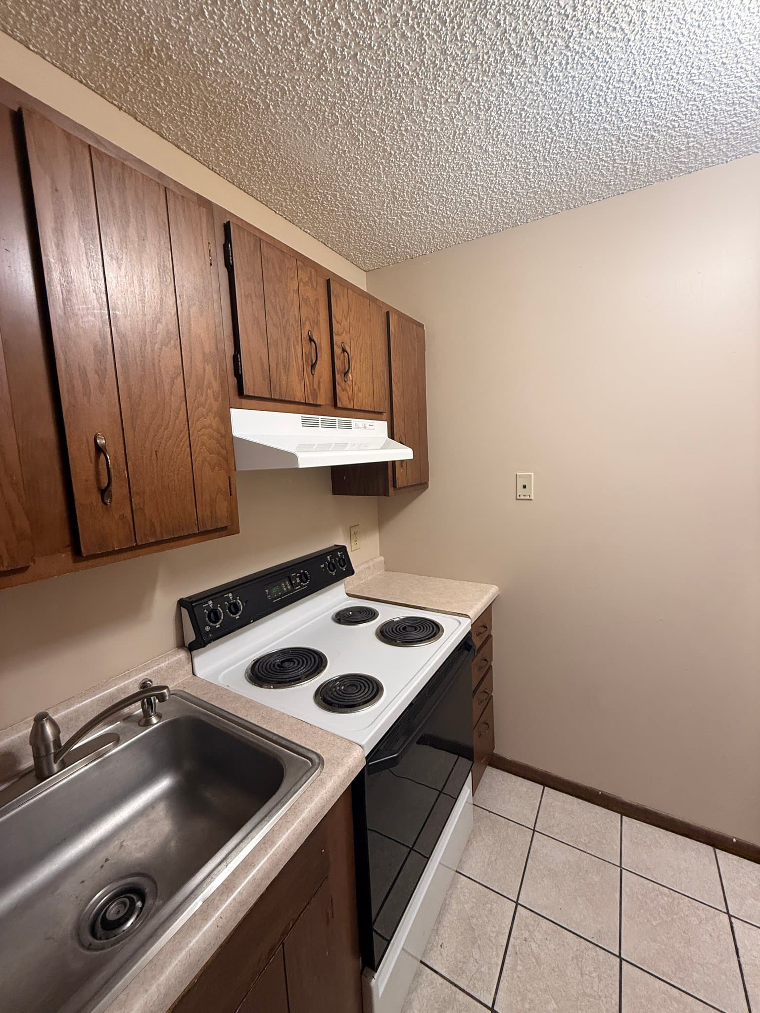 Lincoln Apartment: 1228 E St