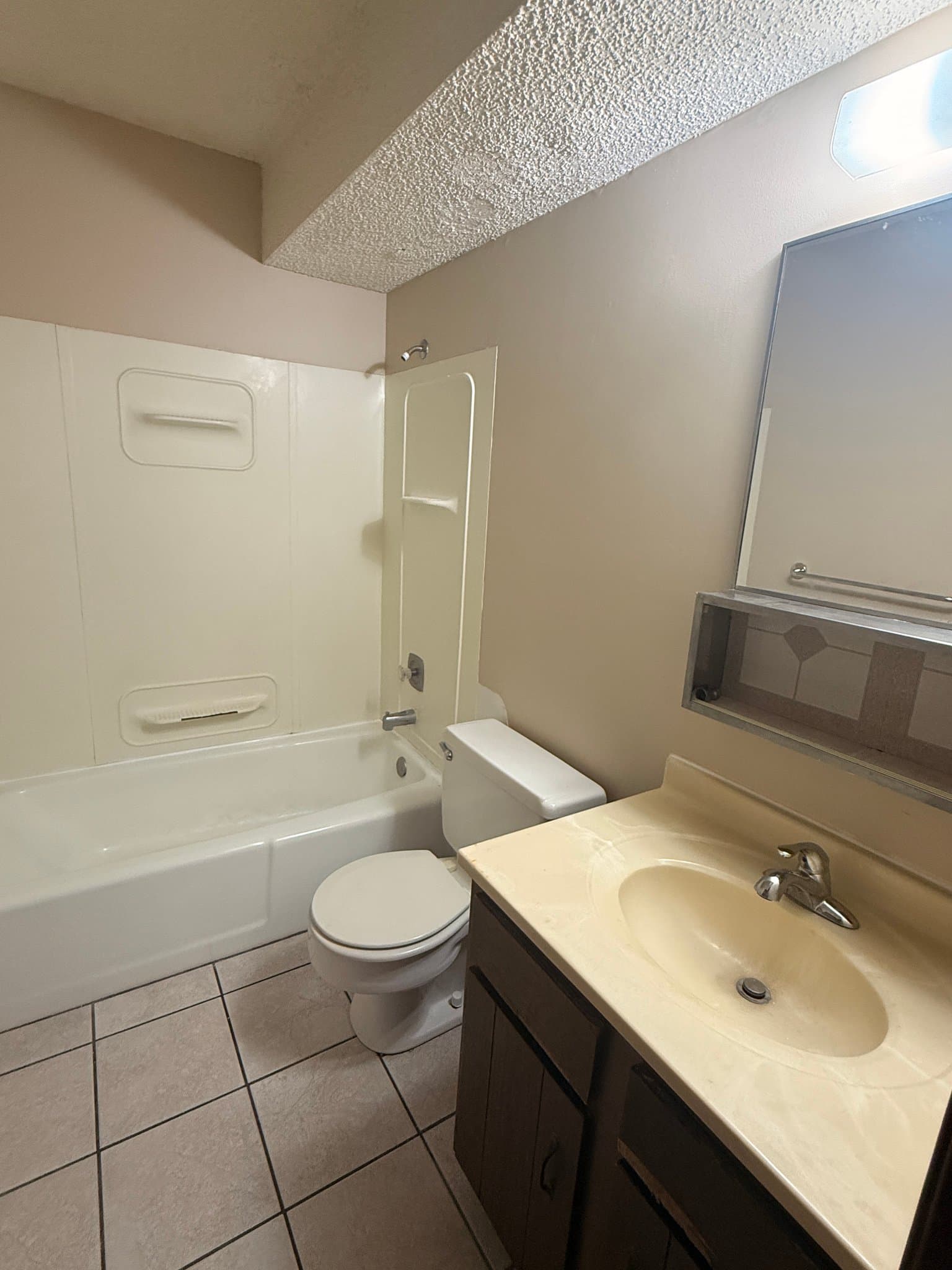 Lincoln Apartment: 1228 E St