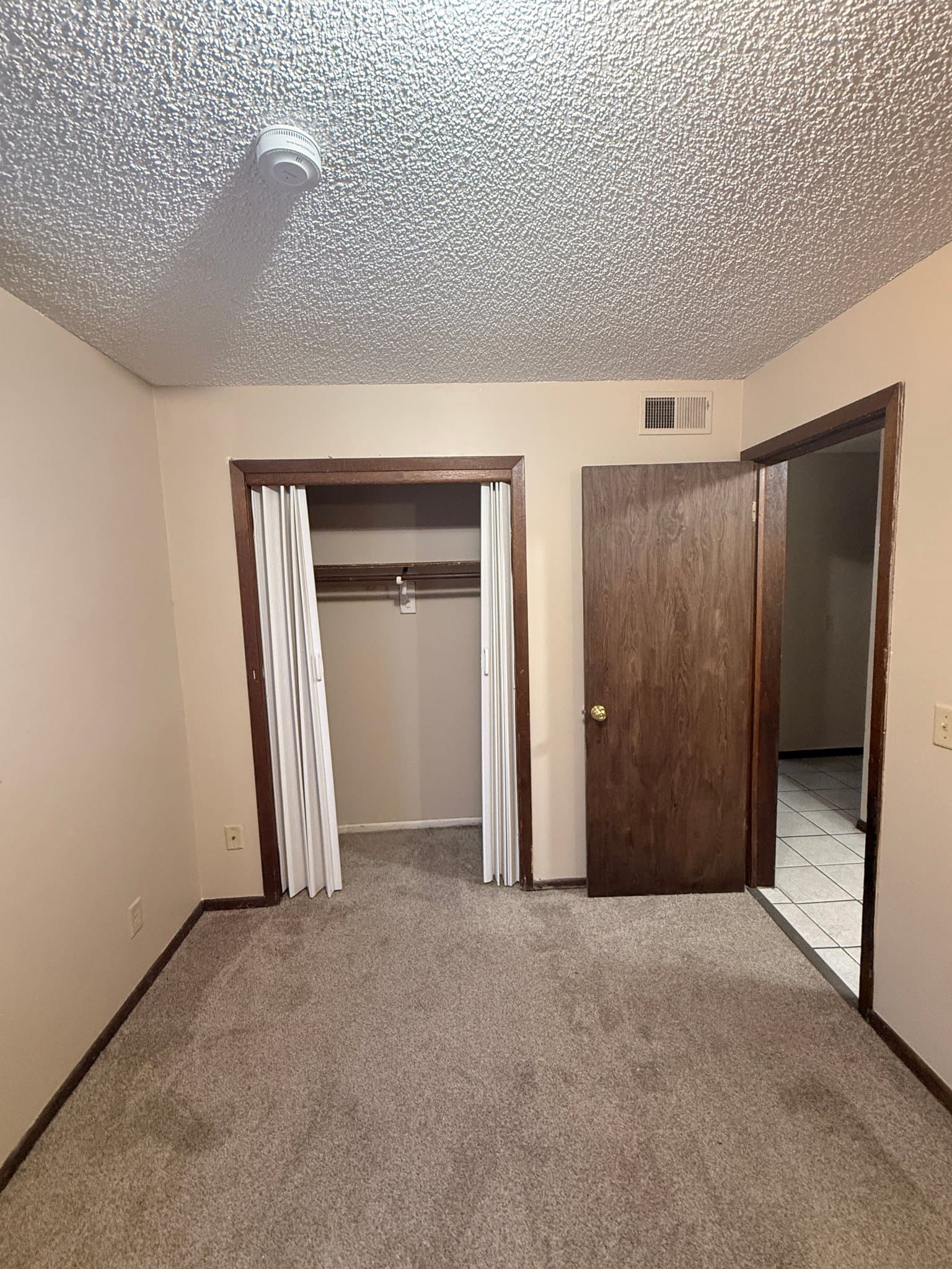Lincoln Apartment: 1228 E St
