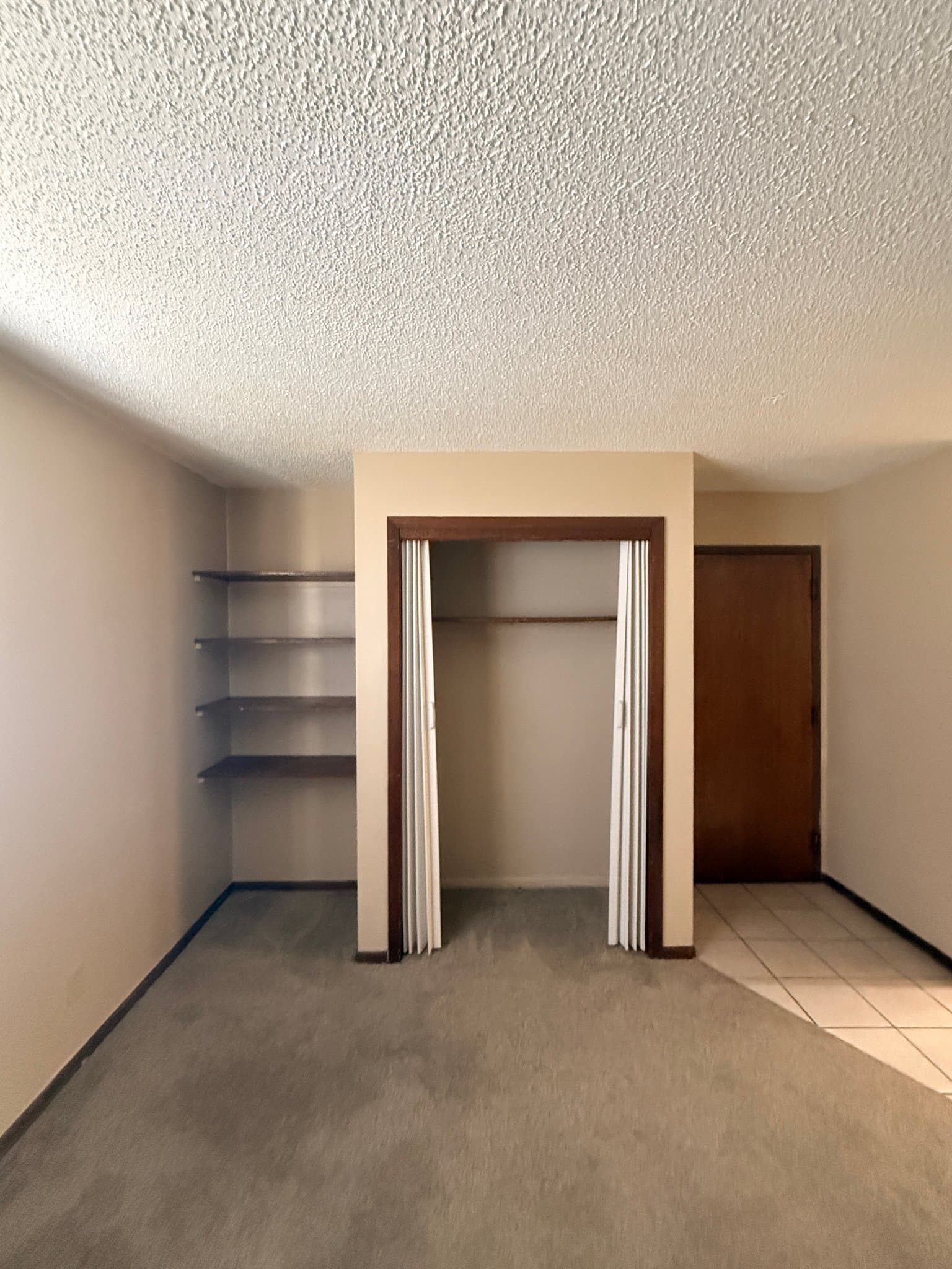 Lincoln Apartment: 1228 E St