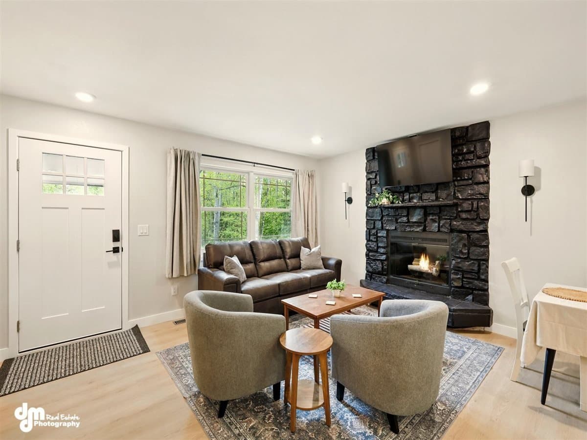 Wasilla House: 420 S Serrano Drive