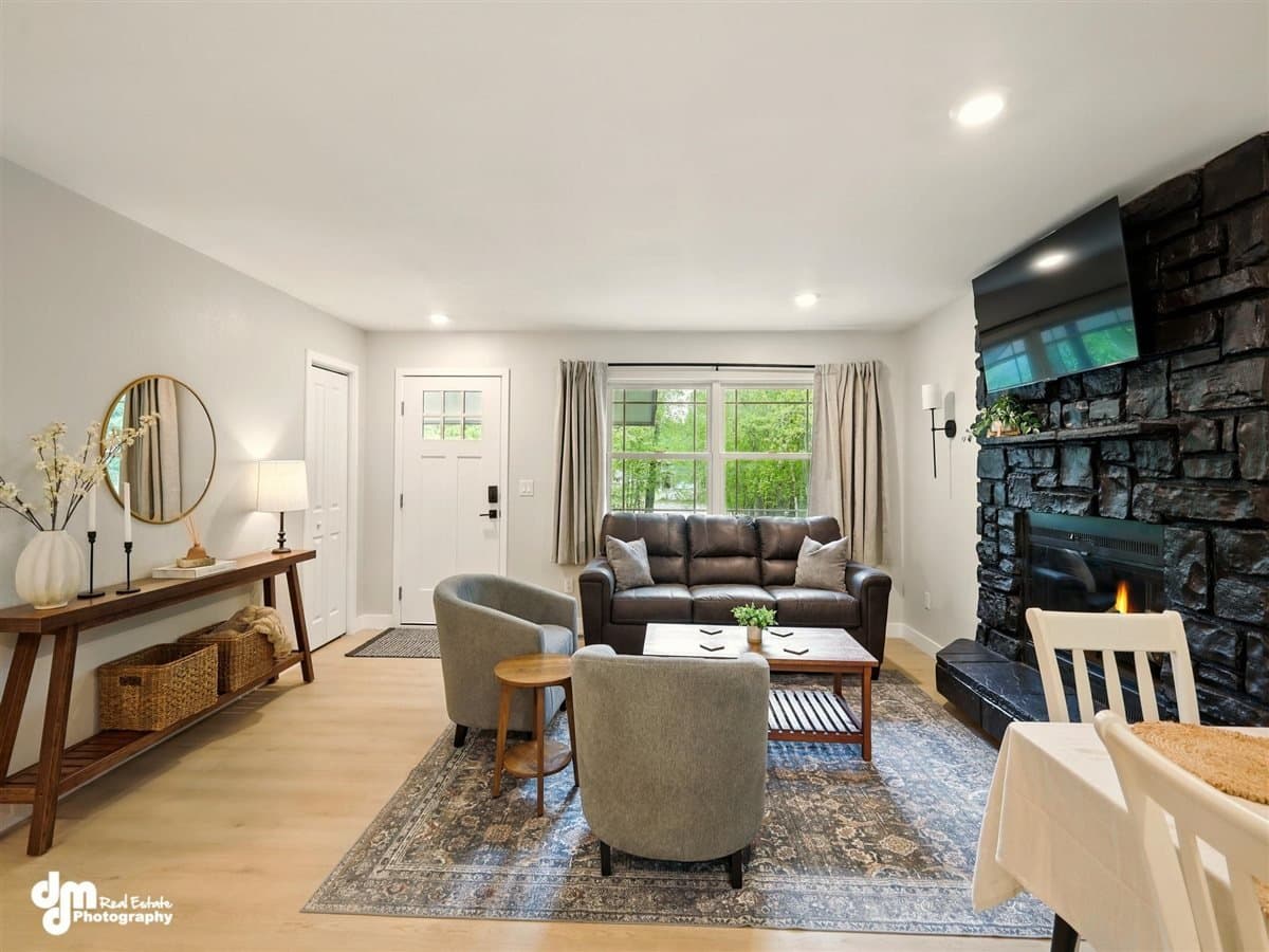 Wasilla House: 420 S Serrano Drive