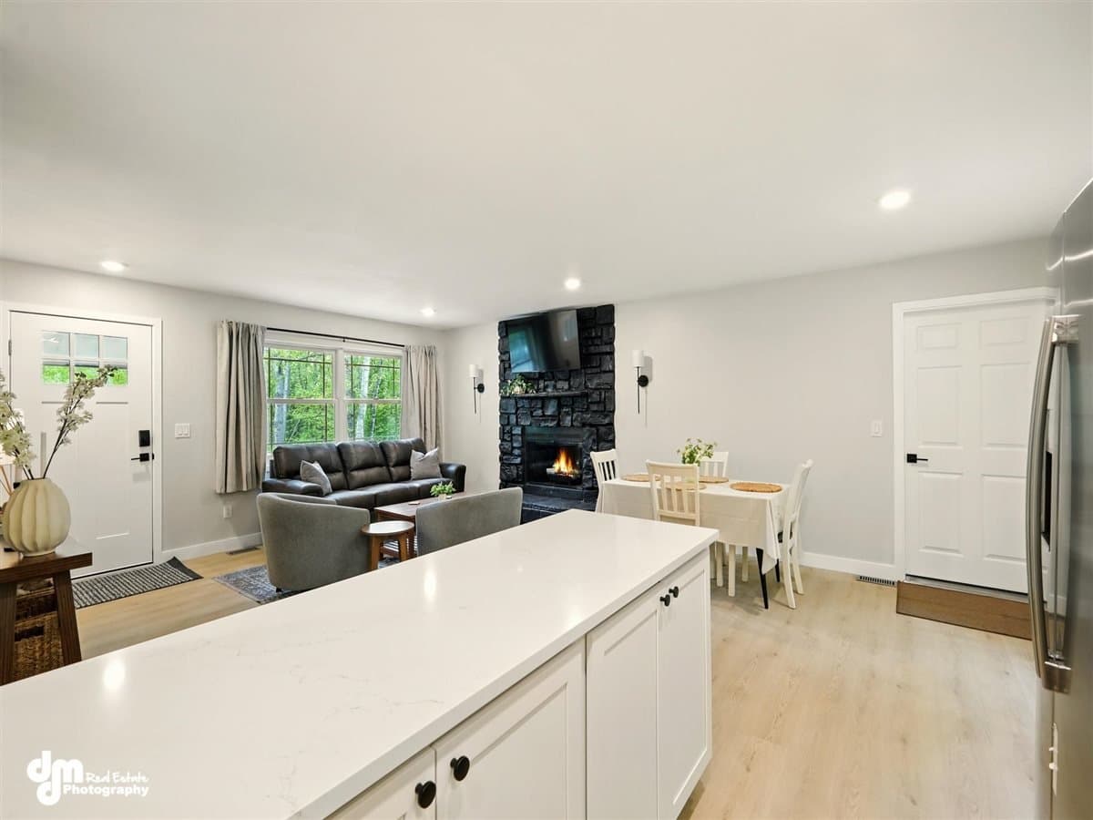 Wasilla House: 420 S Serrano Drive