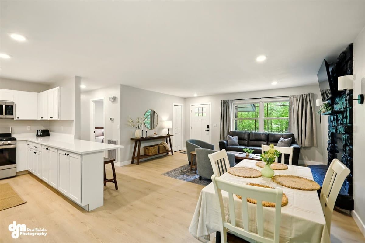 Wasilla House: 420 S Serrano Drive