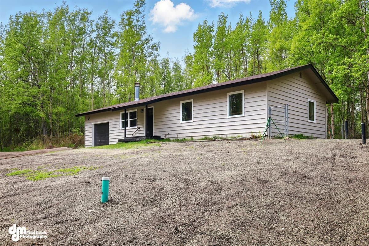 Wasilla House: 420 S Serrano Drive