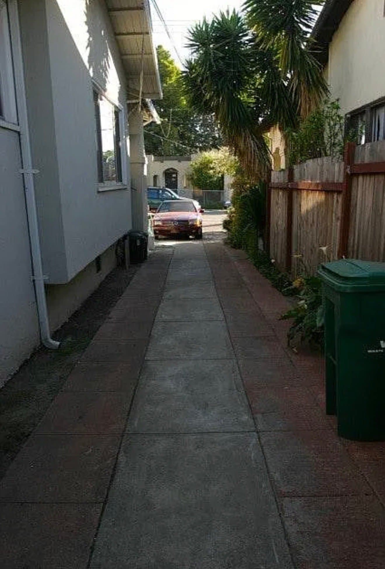 Oakland House: 1624 MacArthur Blvd