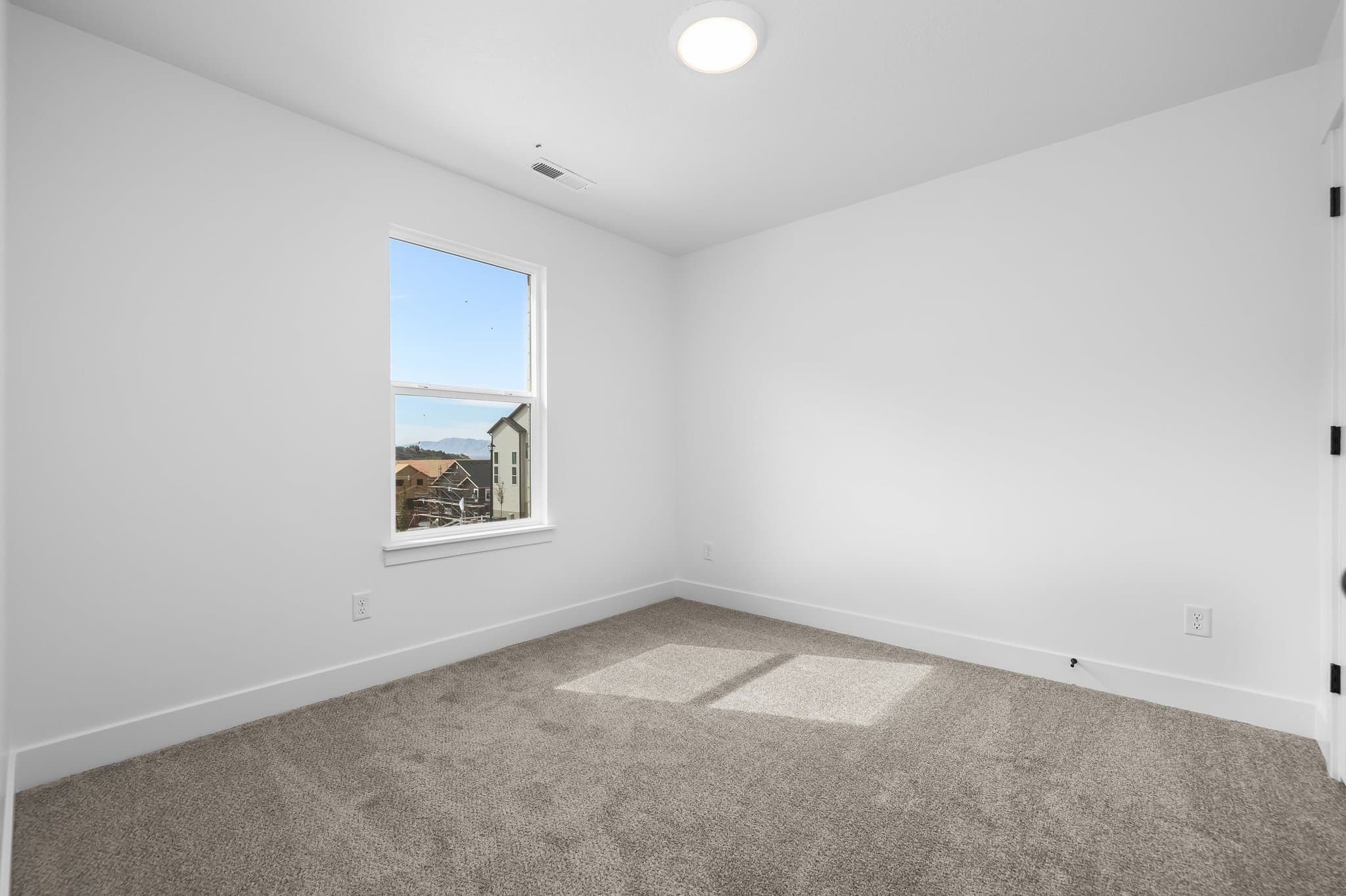 Mapleton Townhome: 5319 S. Acacia Dr.