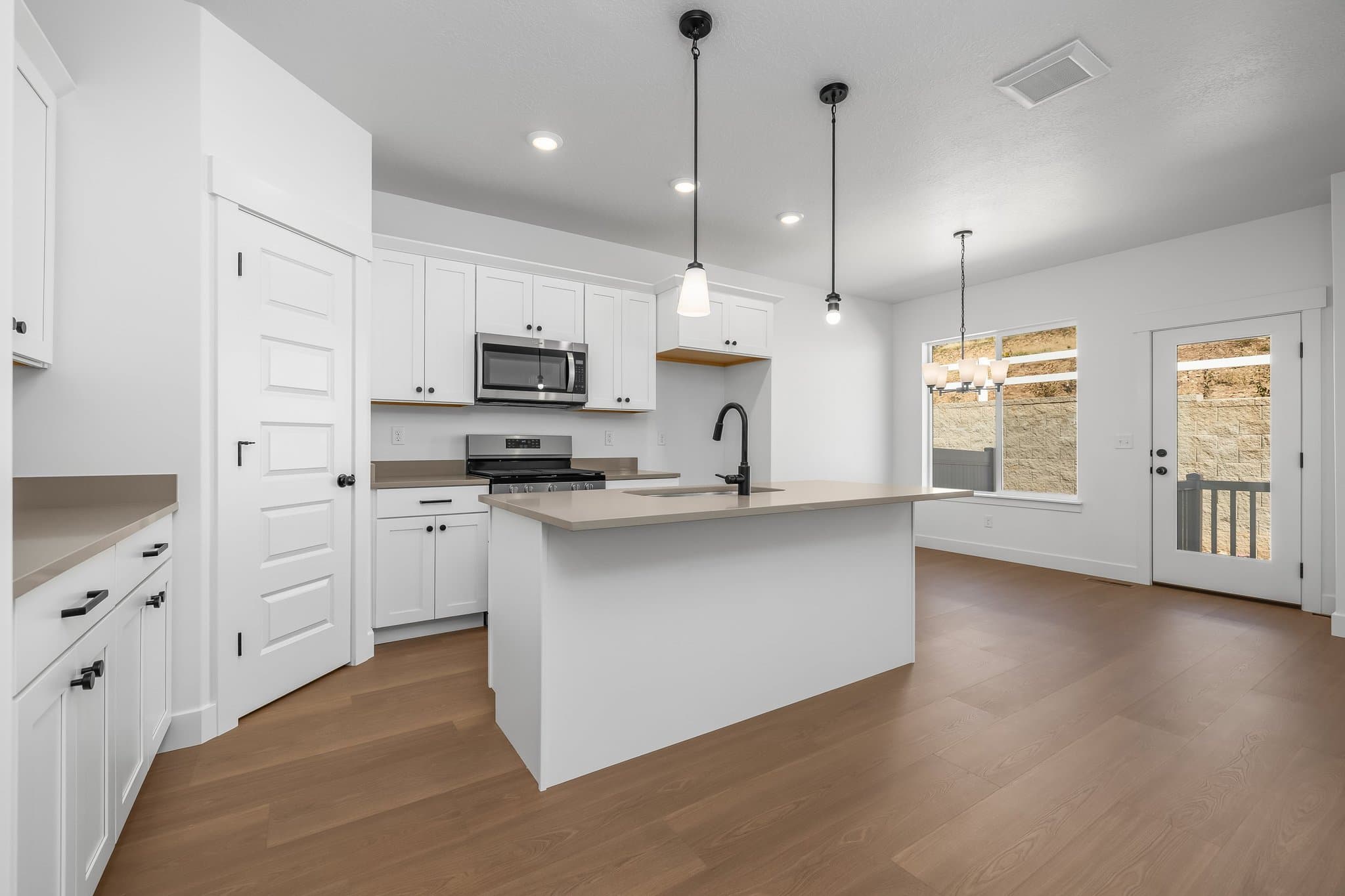 Mapleton Townhome: 5319 S. Acacia Dr.