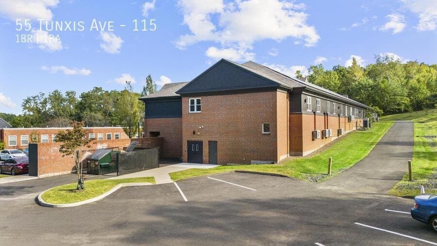 Bloomfield Apartment: 55 Tunxis Ave