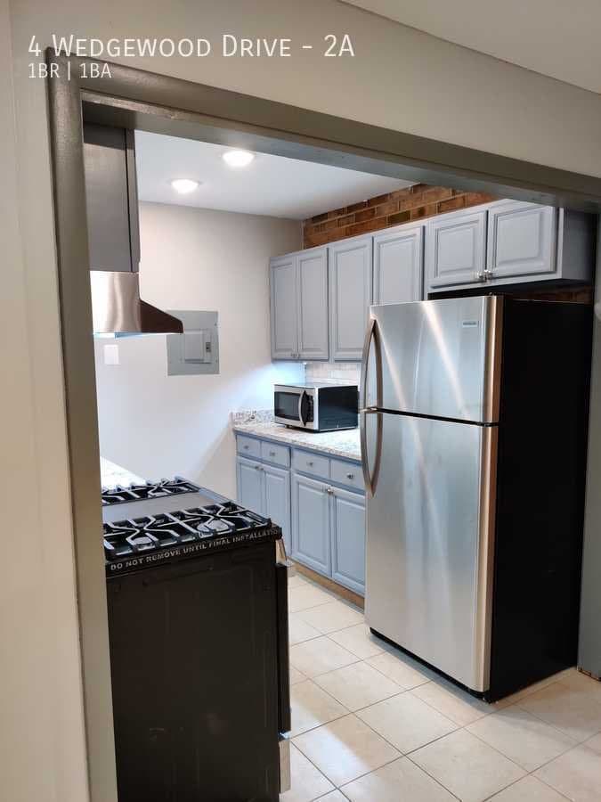 Bloomfield Apartment: 4 Wedgewood Drive