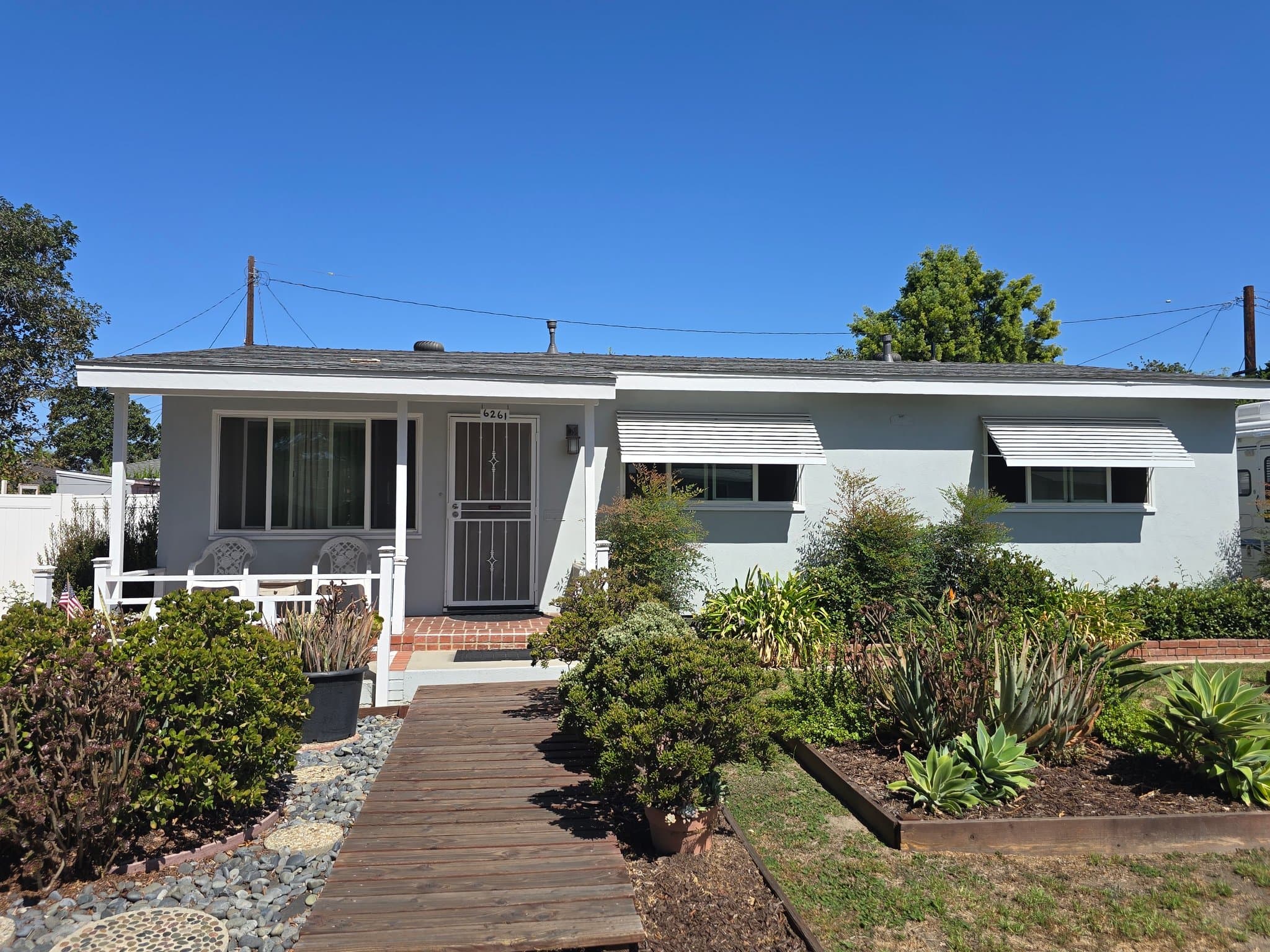 Long Beach House: 6261 E El Paseo St