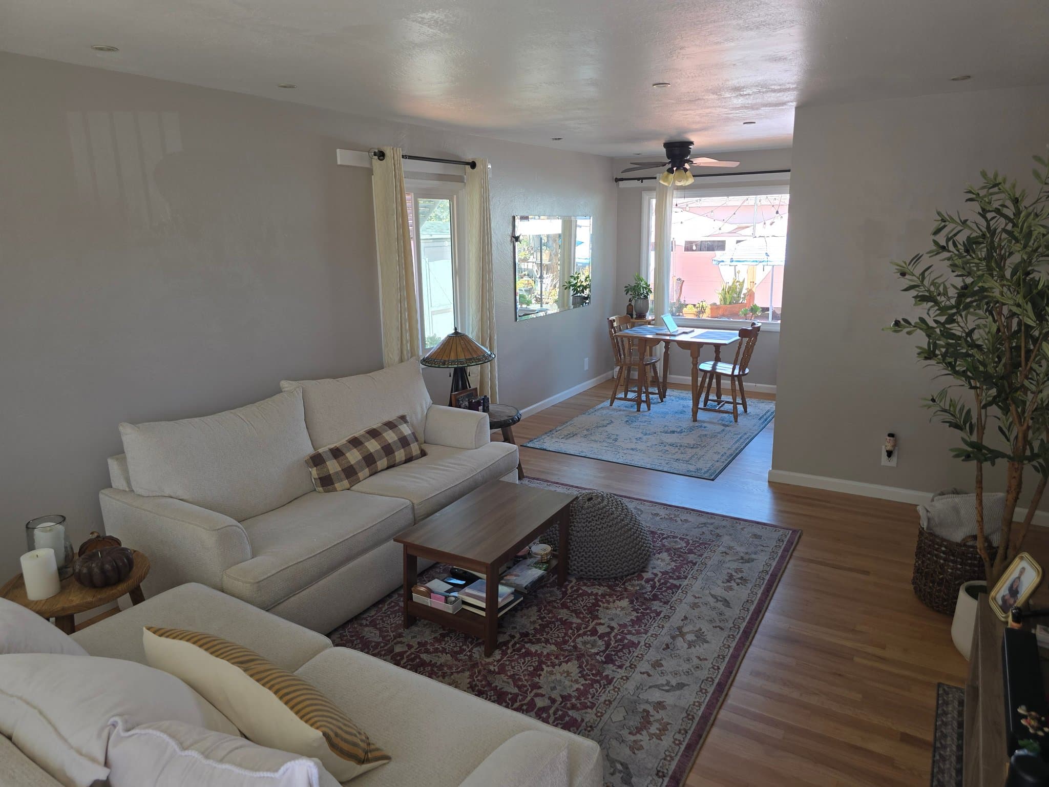 Long Beach House: 6261 E El Paseo St