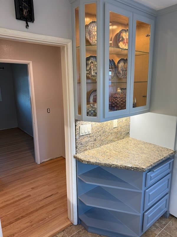 Long Beach House: 6261 E El Paseo St