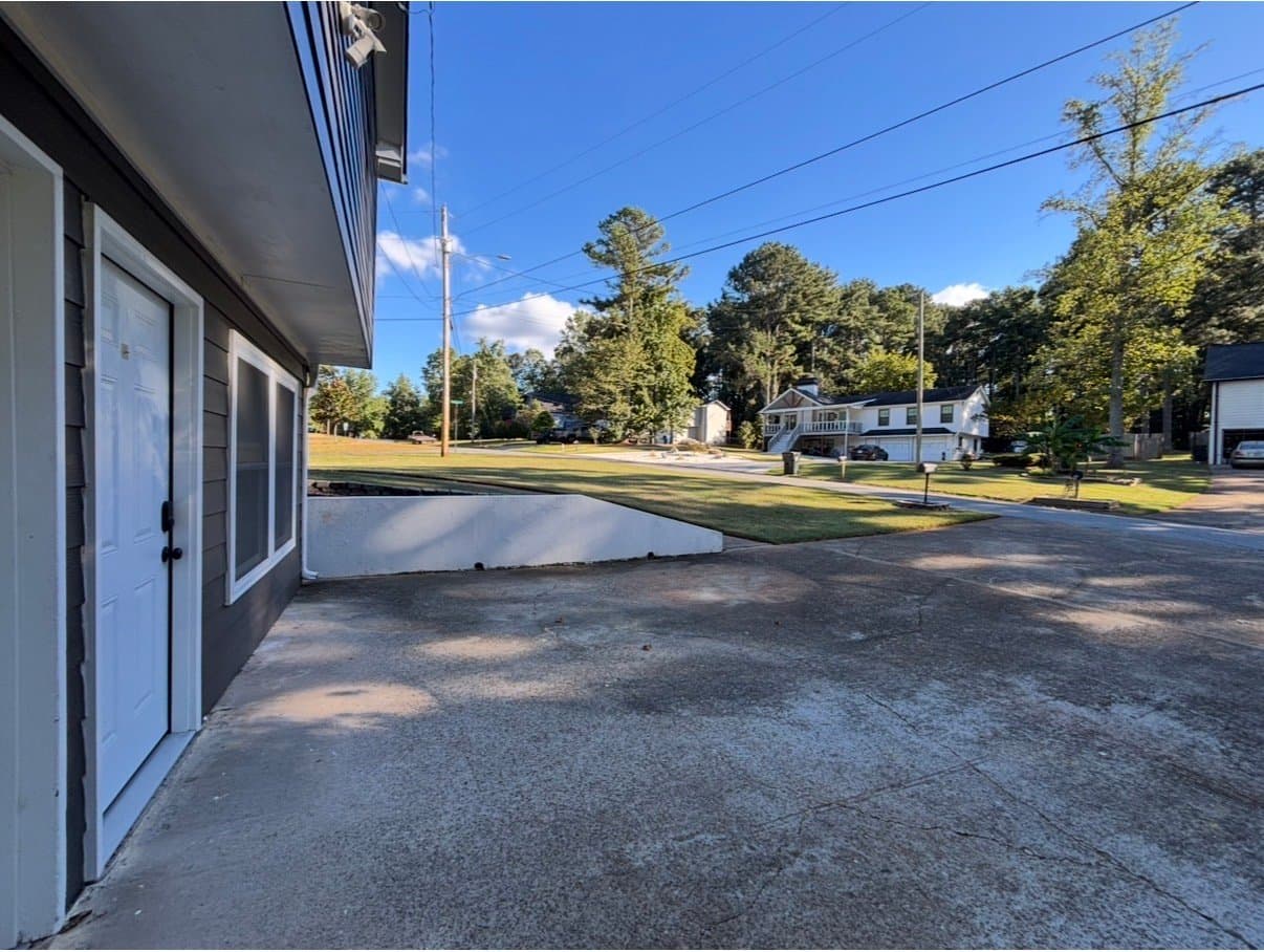 Acworth House: 5301 Shadow Cir